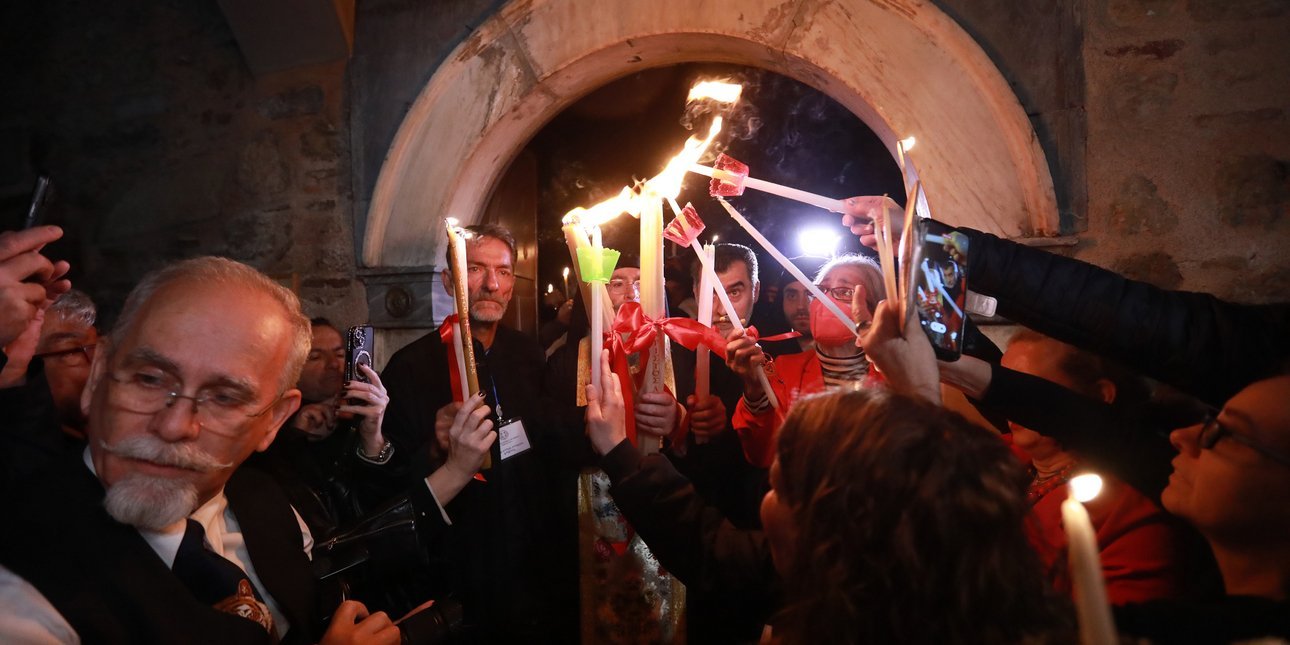 Σε όλη τη χώρα μεταφέρεται το Άγιο Φως