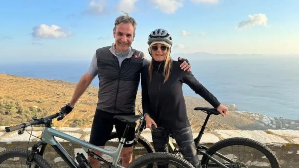 Ποδηλατοβόλτα μετά το αρνί για τον πρωθυπουργό