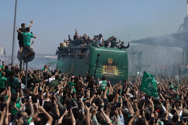 Επέστρεψαν οι «Πράσινοι» πρωταθλητές Ευρώπης – Τους υποδέχτηκε πλήθος κόσμου στο «Ελ. Βενιζέλος»