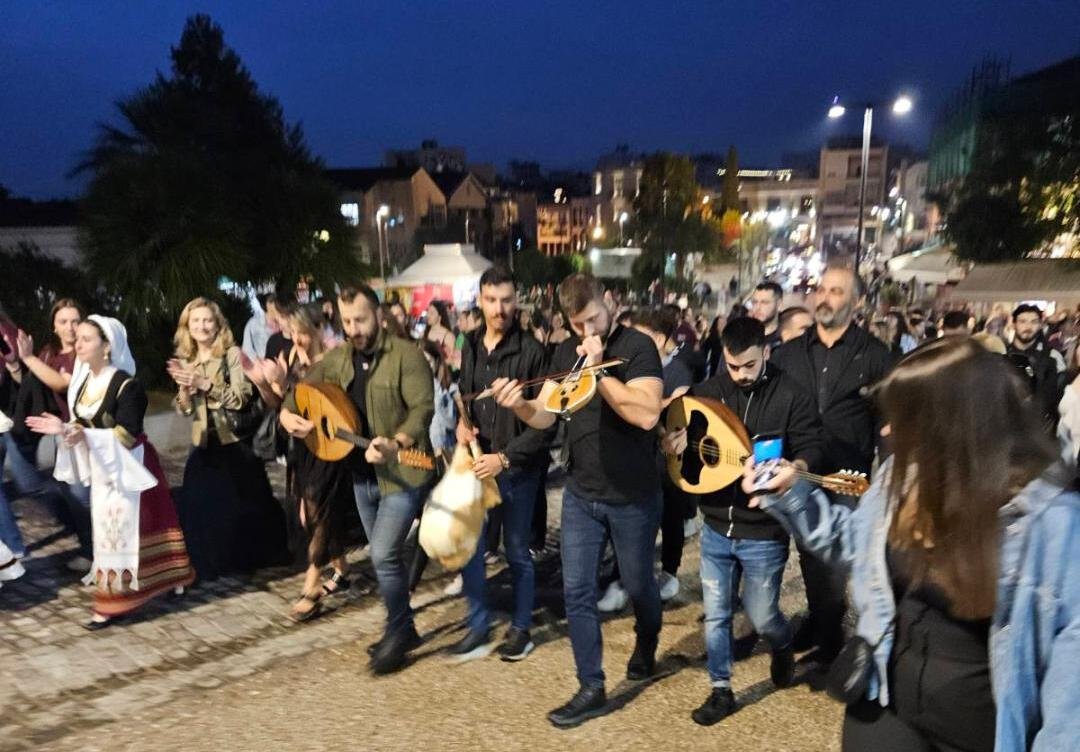 «Άρωμα» κρητικής καντάδας στην Ερμού (Photos)  