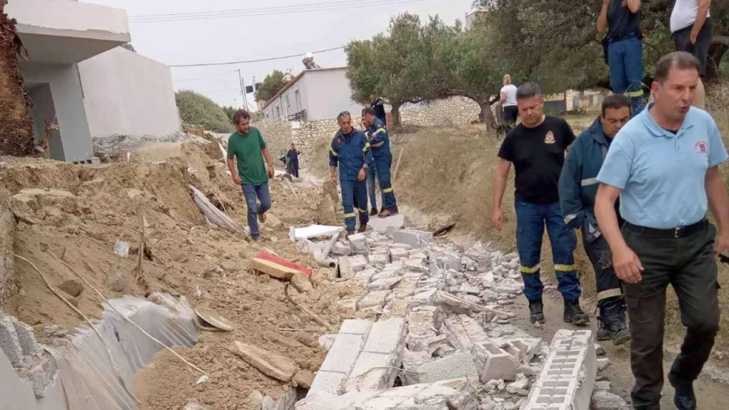 Συναγερμός από πτώση τοίχου στη Μενέλαου Ξυλούρη