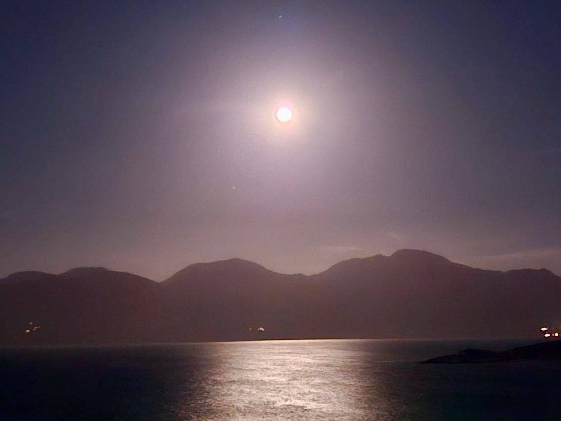 Εντυπωσιακή η πανσέληνος του Βούδα στο Ηράκλειο