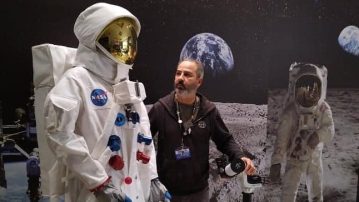 Έφερε το διάστημα στην πόλη – Η στολή του Άρμστρονγκ στα αντικείμενα του διαστημικού χώρου