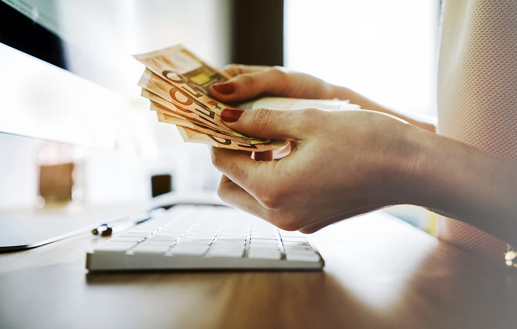 Καταργείται από το 2027 το τέλος επιτηδεύματος για μισθωτούς με μπλοκάκι και επιχειρήσεις