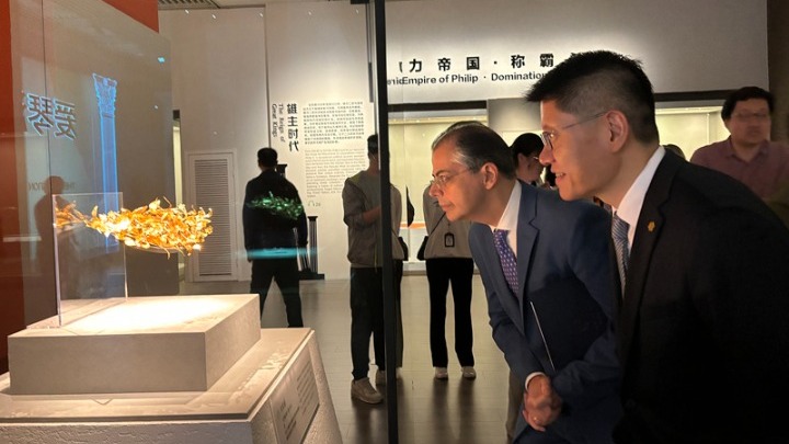 Μεγάλο ενδιαφέρον για την έκθεση των “Μεγάλων Ελλήνων” στην Κίνα