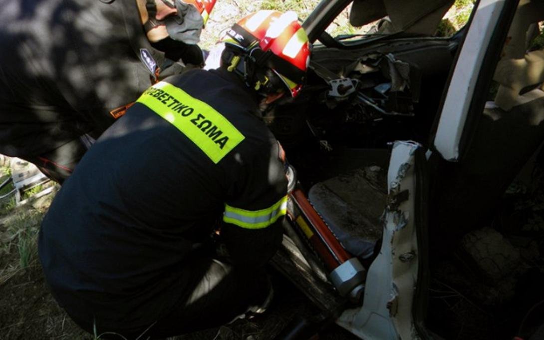 Νυκτερινό τροχαίο με εγκλωβισμό γυναίκας