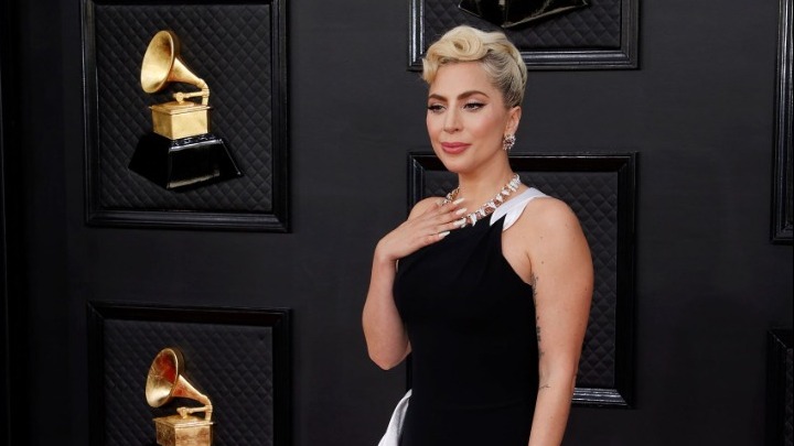 Διαψεύδει τις φήμες περί εγκυμοσύνης η Lady Gaga