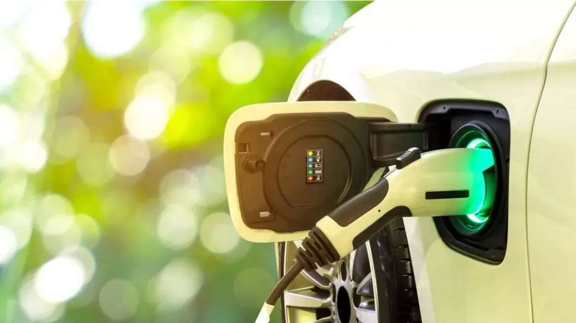 Παρατείνεται η δωρεάν στάθμευση ηλεκτρικών οχημάτων σε δήμους της χώρας