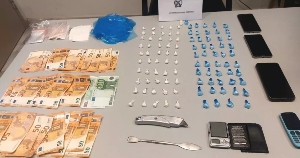 Δεκάδες φιξάκια κοκαΐνης και χρήματα οδήγησαν στη σύλληψη