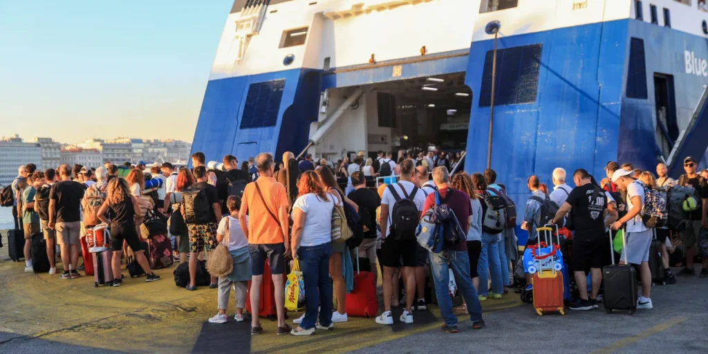 Γεμάτα φεύγουν τα πλοία για το Άγιο Πνεύμα από τον Πειραιά