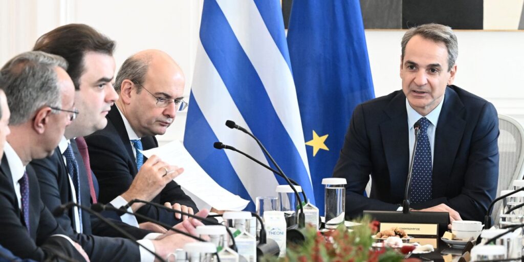 Παραμένει στον … αστερισμό του Ανασχηματισμού η κυβέρνηση