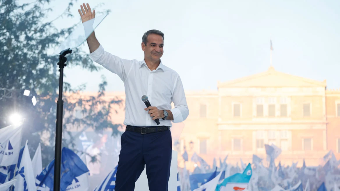 Μητσοτάκης: Φινάλε από το Σύνταγμα με άνοιγμα στους αναποφάσιστους