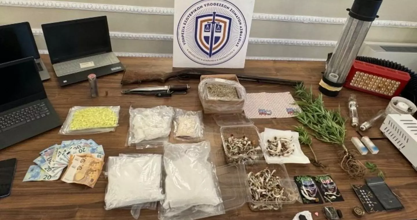 Τους συνέλαβαν με πάνω από 1.5 κιλό ναρκωτικά