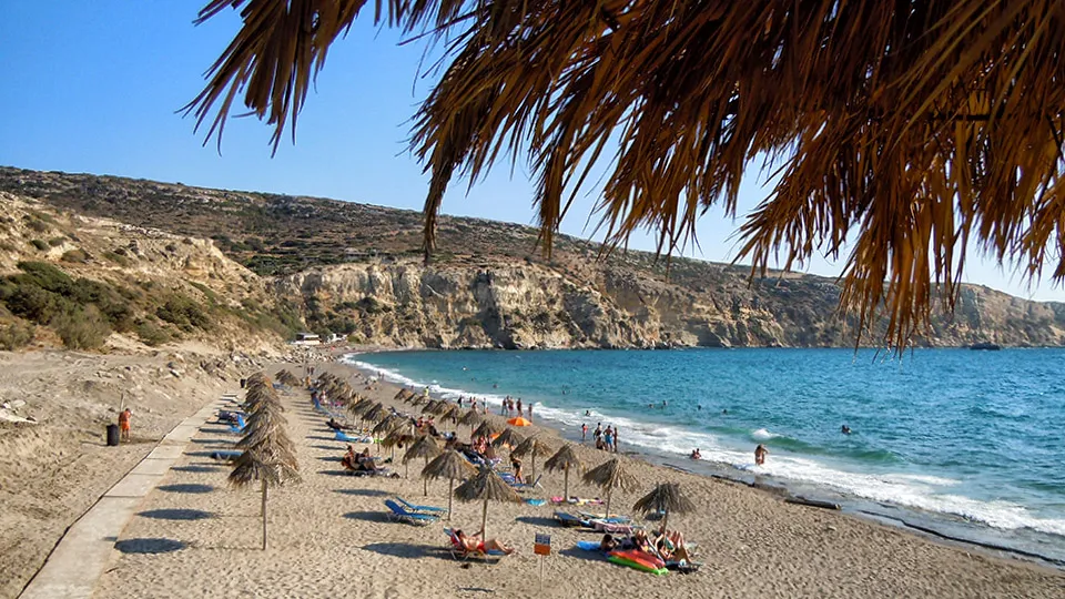 Ελληνικές παραλίες: Καταιγισμός καταγγελιών για παραβάσεις