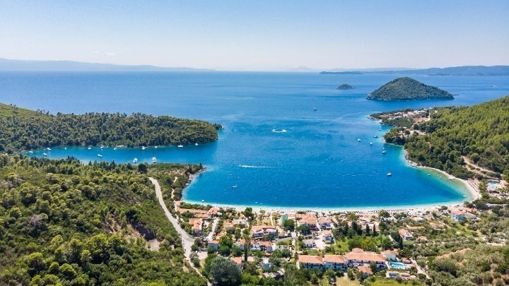 Το ελληνικό νησί που λατρεύουν οι Γάλλοι