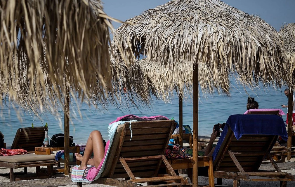 Είδος πολυτελείας οι ξαπλώστρες στην Αττική