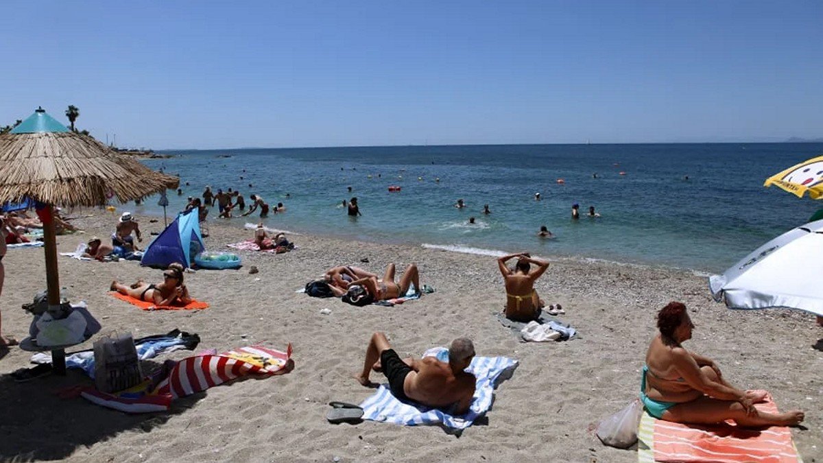 Καιρός: Εξασθενούν οι άνεμοι! Παραμένουν υψηλές οι θερμοκρασίες