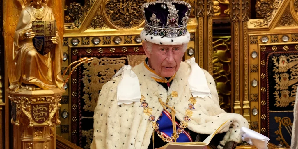 Τα…πήρε με βοηθό του ο Κάρολος!