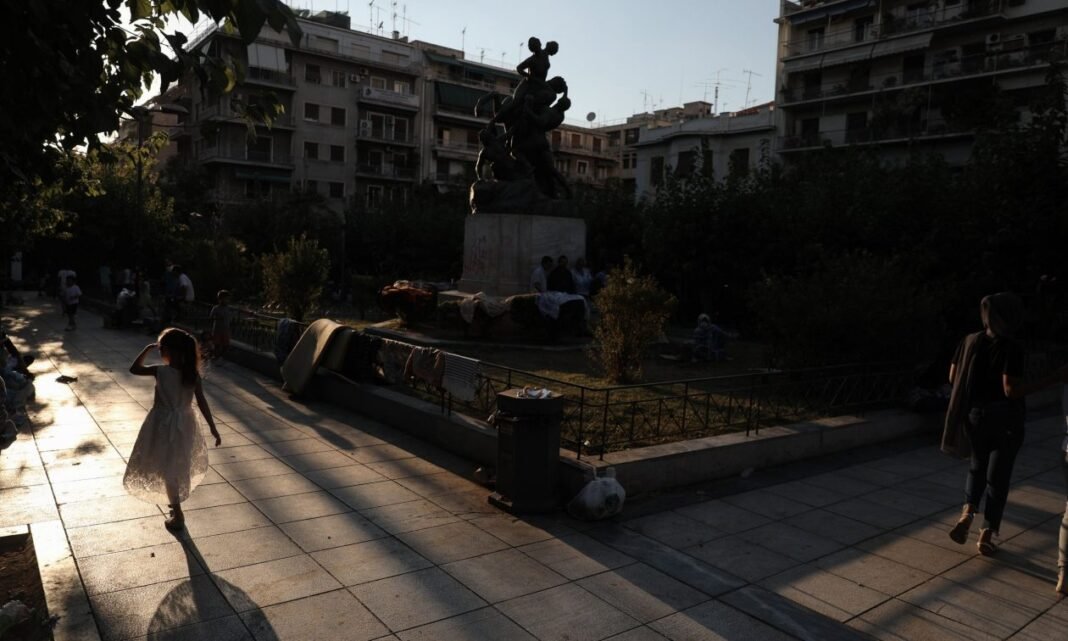 Καταυλισμό λόγω μεταναστευτικών ροών θυμίζει η πλατεία Βικτόριας