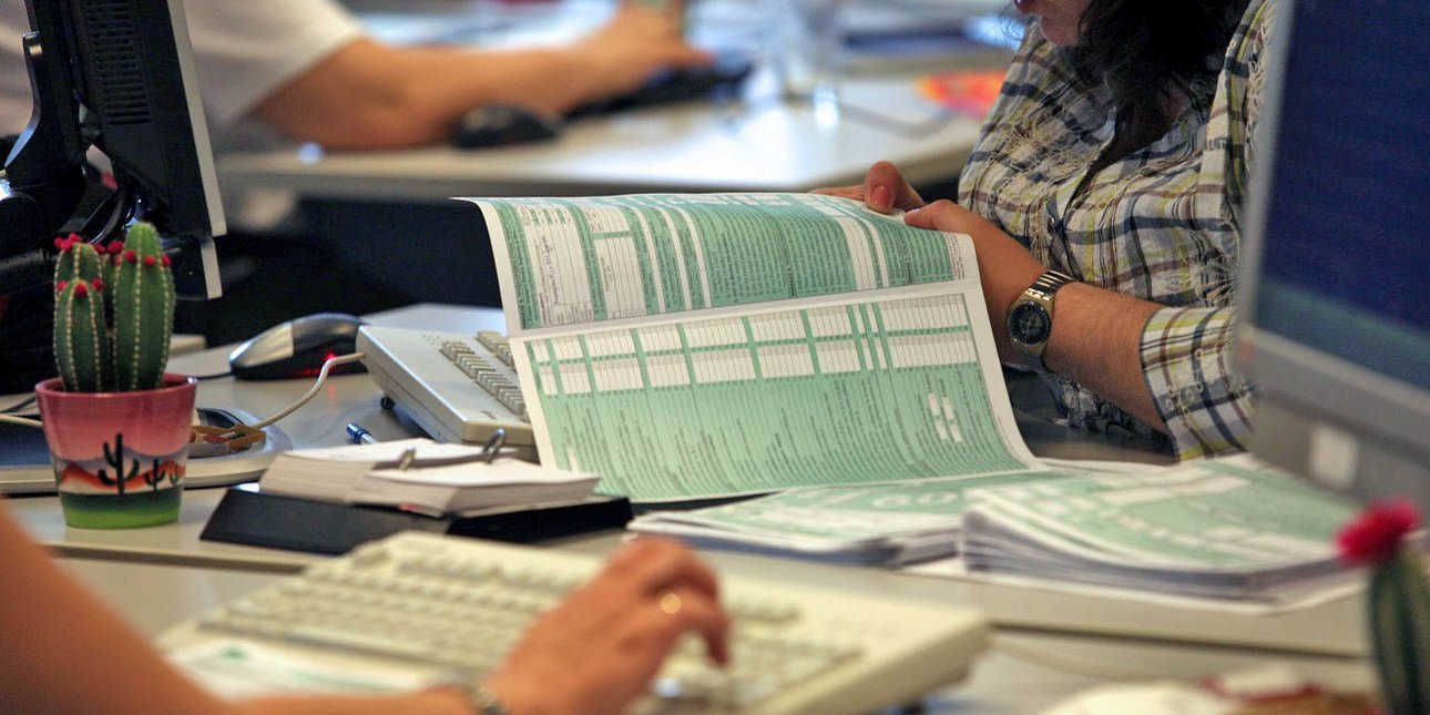 Φορολογικές δηλώσεις: Βαρύς… πέλεκυς σε φορείς για καθυστερήσεις στην αποστολή στοιχείων