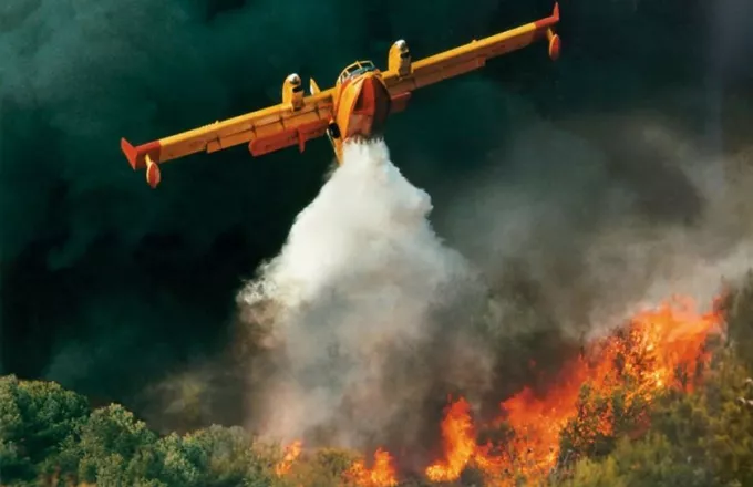 Σαρώνουν αεροπορικά Κρήτη, Κάσο, Κάρπαθο υπό τον κίνδυνο πυρκαγιάς
