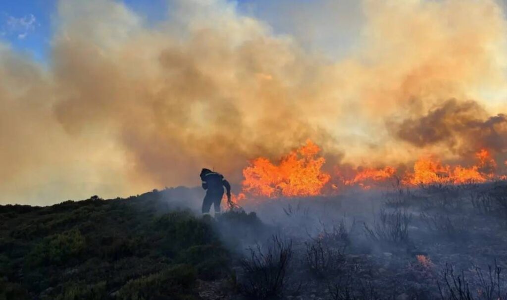 Ολονύχτια μάχη με τις φλόγες! Νέα φωτιά στο Γεράκι