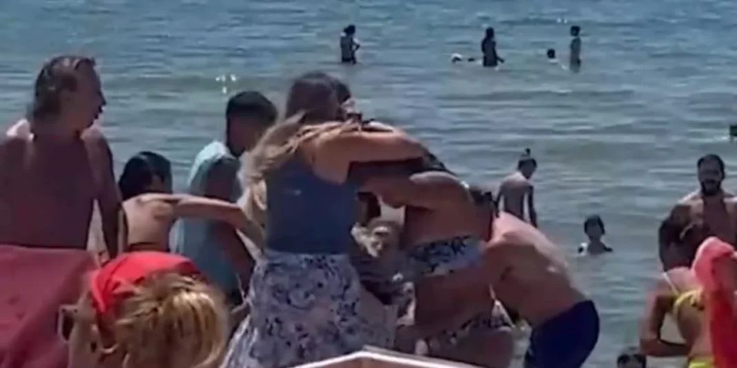Ιταλία: Μαλλί με μαλλί για μια ξαπλώστρα!