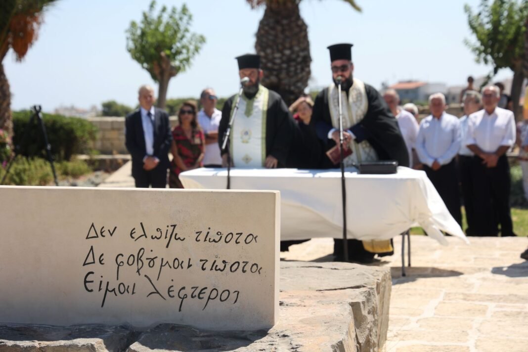 Τρισάγιο στον τάφο του Νίκου Καζαντζάκη