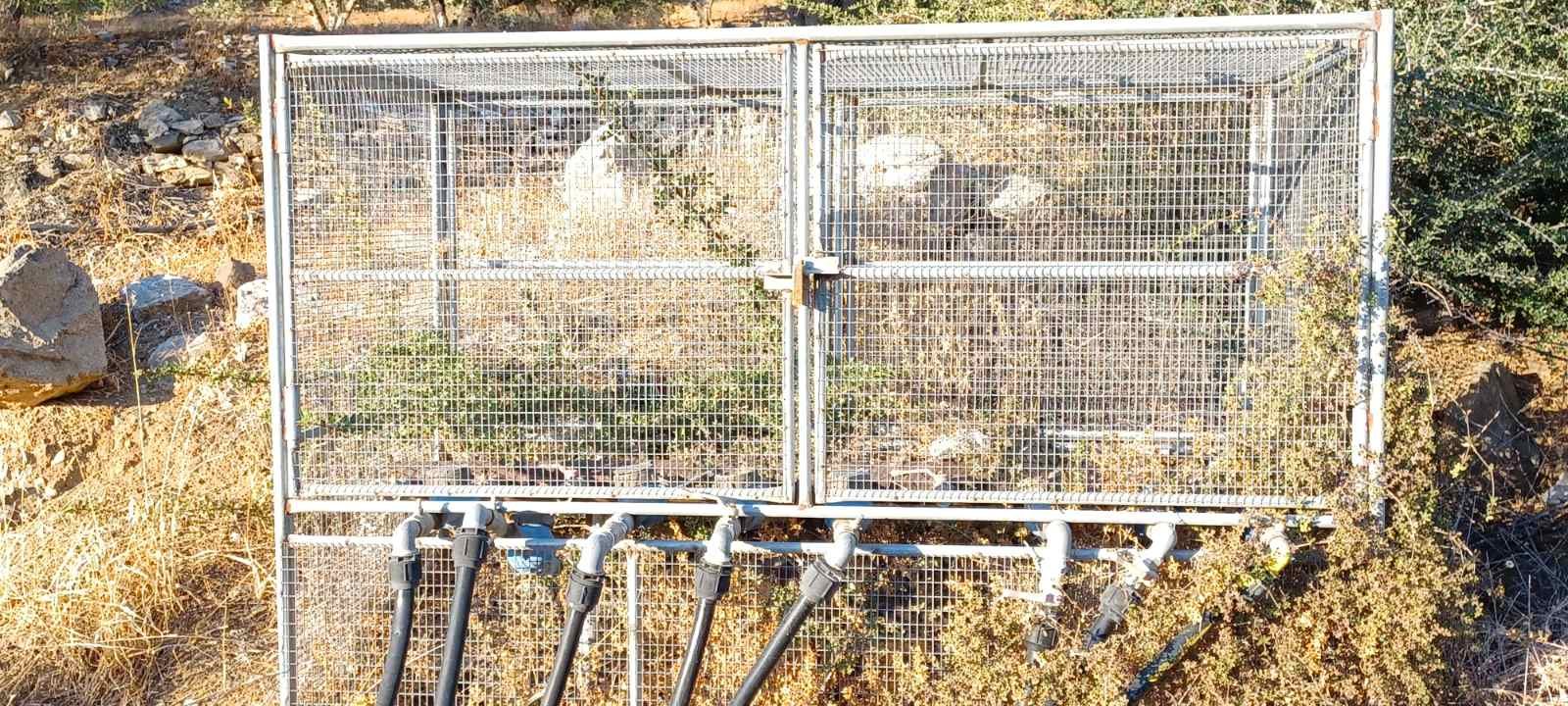 Η Βιάννος έβαλε τα υδρόμετρα σε… κλουβιά!