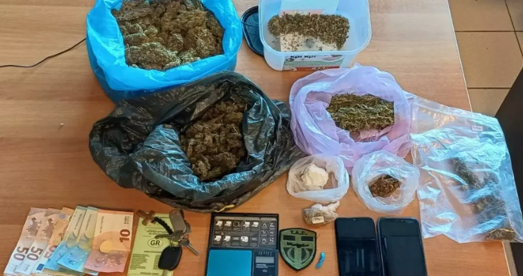 βρέθηκαν με ναρκωτικά, ζυγαριές και μετρητά!