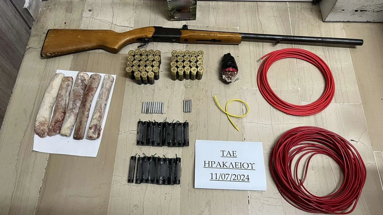 Είχε σπίτι του από κροτίδες και φιτίλια μέχρι όπλα και δυναμίτη!