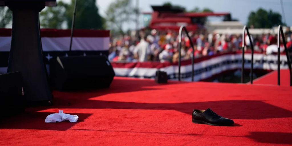 Εξηγεί τι έγινε με τα παπούτσια του ο Ντόναλντ Τραμπ