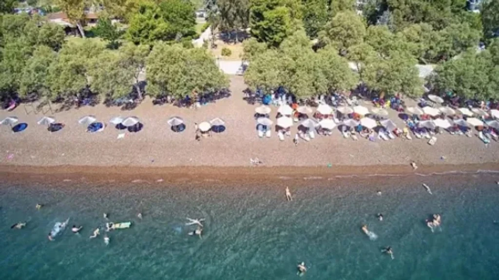 Μαζικοί έλεγχοι και με drones στις παραλίες – Υψηλά πρόστιμα για όσους παρανομούν