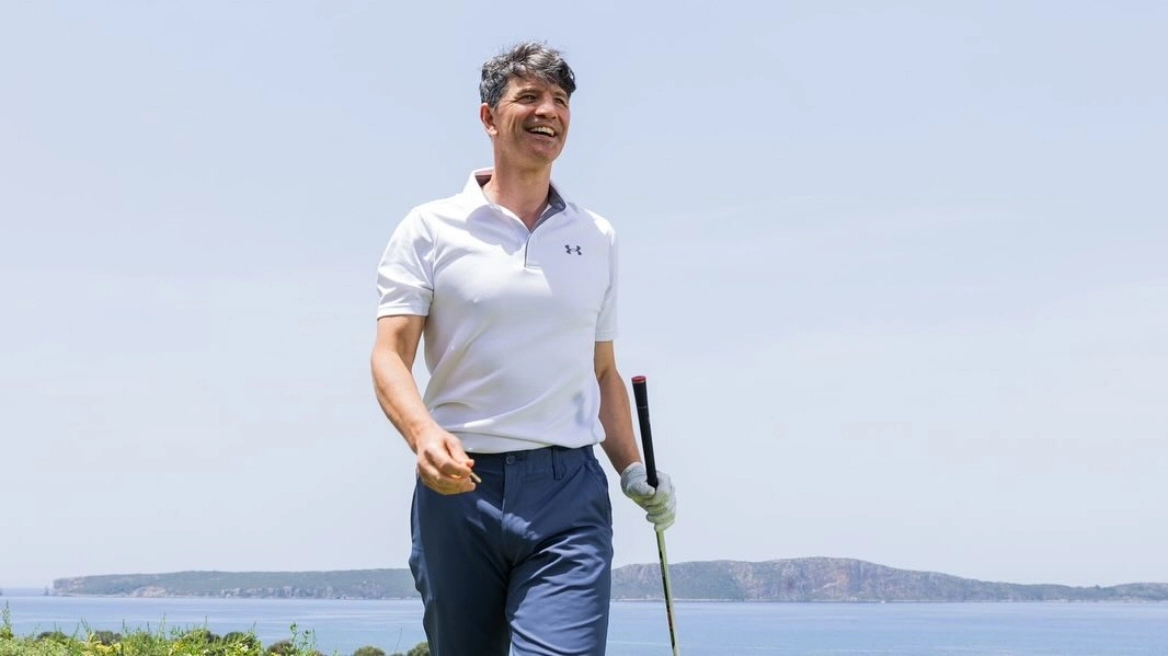 Ο Σάκης Ρουβάς παίζει γκολφ στην Πύλο