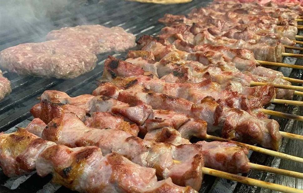 Το… σουβλάκι λίγο έλειψε να προκαλέσει τραγωδία!