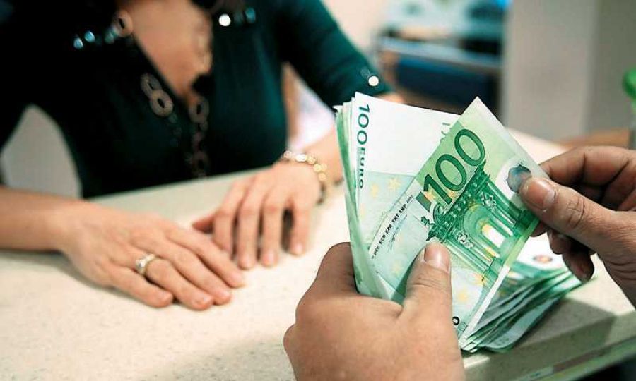 Αυξήθηκαν τα δάνεια, μειώθηκαν οι καταθέσεις