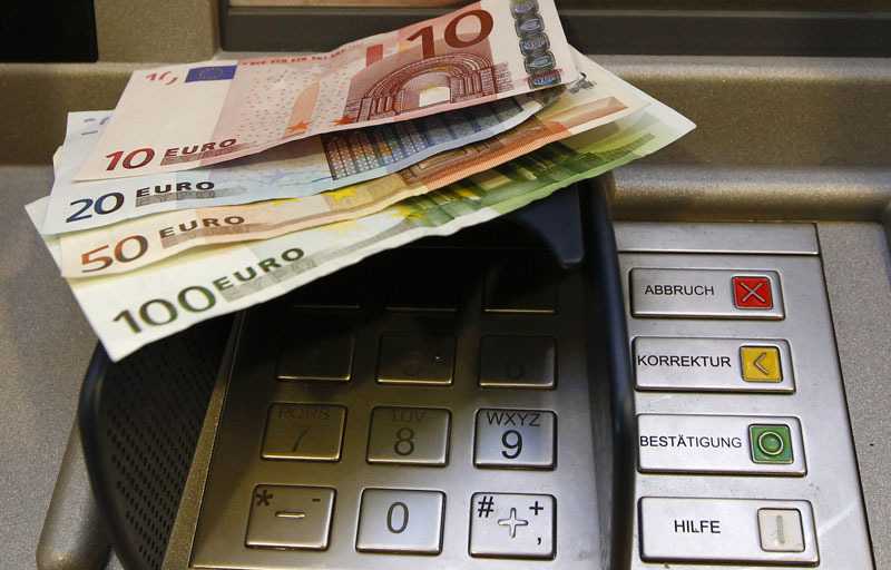Από σήμερα οι μειώσεις στις τραπεζικές προμήθειες-Φρένο και στις αυξήσεις ασφαλίστρων