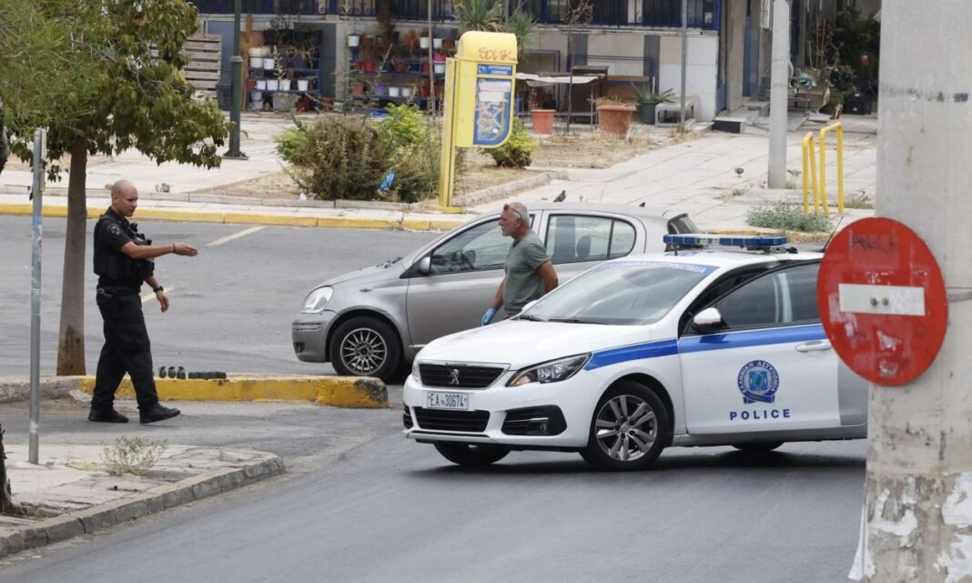 Κερατσίνι: 4 χειροβομβίδες, ένα περίστροφο και 1 γκλοπ στη τσάντα των δραστών