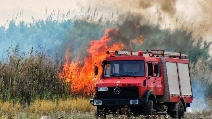 Επιχείρηση κατάσβεσης πυρκαγιάς σε περιοχή του Δήμου Φαιστού