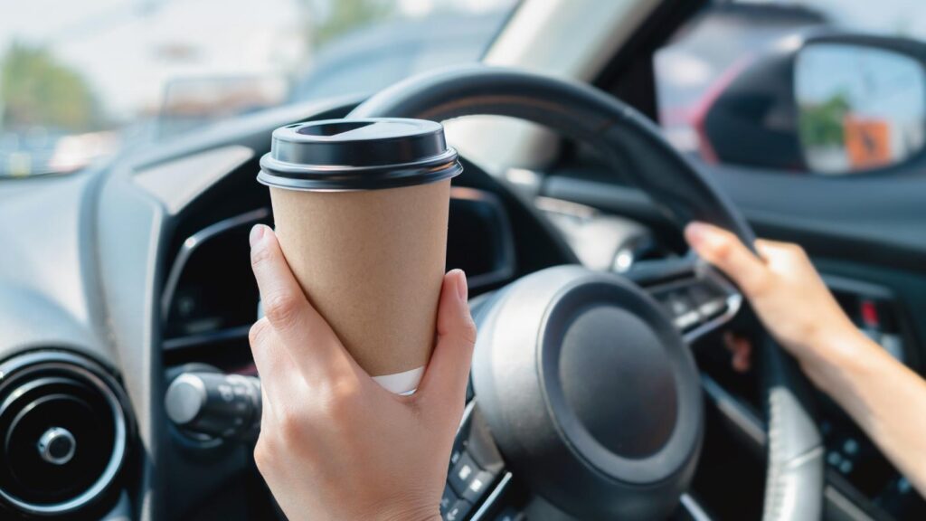 Καφές… τέλος στο αυτοκίνητο: Αφαίρεση διπλώματος και πρόστιμο!