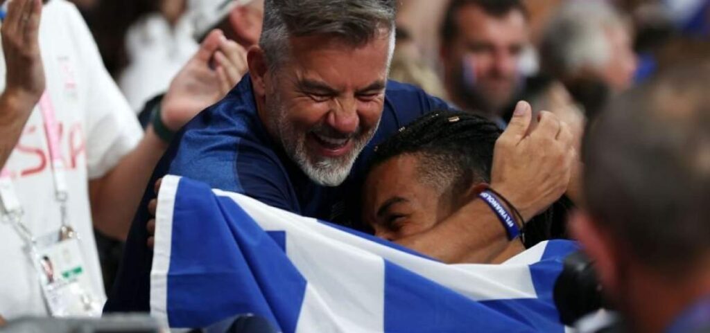 Συγκλονίζει ο πατέρας του Εμ. Καραλή: «Παιδί μου κερδίσαμε, νικήσαμε το ρατσισμό»