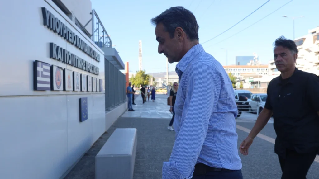 Φωτιές στην Αττική: Ολοκληρώθηκε μετά από μία ώρα η σύσκεψη υπό τον Μητσοτάκη – Ποιοι συμμετείχαν