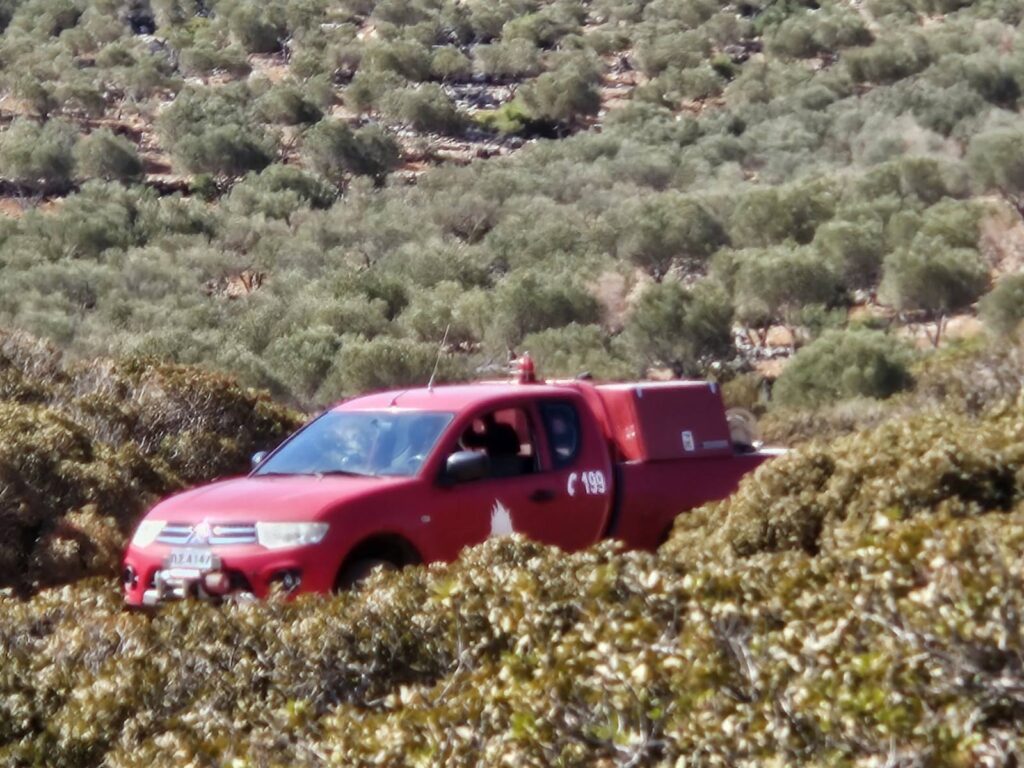 Ψήνουν μπριζόλες στην παραλία , εν μέσω απαγόρευσης  και ταΐζουν τους τουρίστες , στην Κολοκύθα της Ελούντας-Τους επιβλήθηκε πρόστιμο 2500€