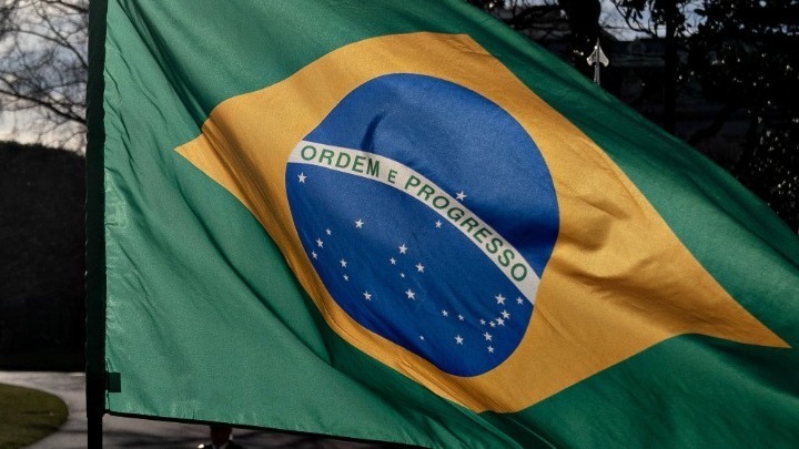 Η πλατφόρμα Χ διακόπτει τις δραστηριότητές της στη Βραζιλία ισχυριζόμενη ότι “απειλήθηκε” από έναν δικαστή