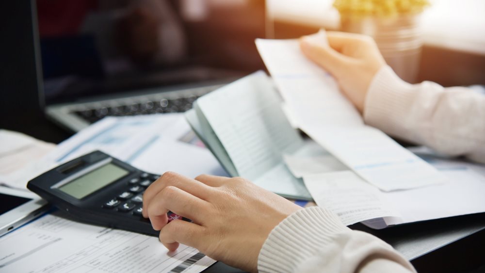 Όλες οι αλλαγές στη φορολογία των επαγγελματιών – Παραδείγματα