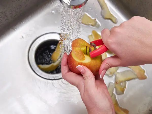 Το απλό ξέπλυμα δεν αρκεί: Τα φυτοφάρμακα διαπερνούν τη φλούδα των φρούτων, προειδοποιεί νέα έρευνα