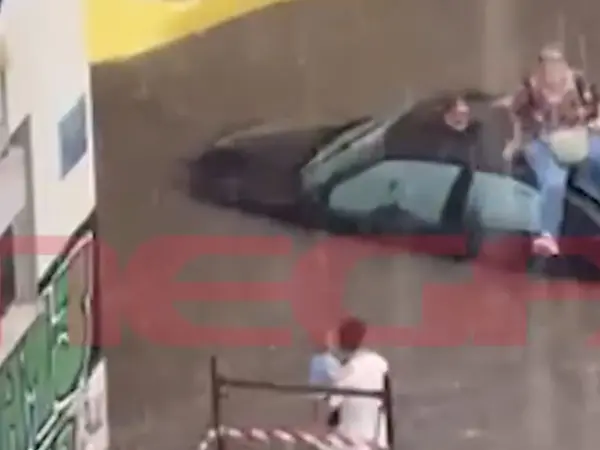 Γυναίκα ανέβηκε στην οροφή αυτοκινήτου που παρασύρθηκε από τα νερά στους Αμπελόκηπους