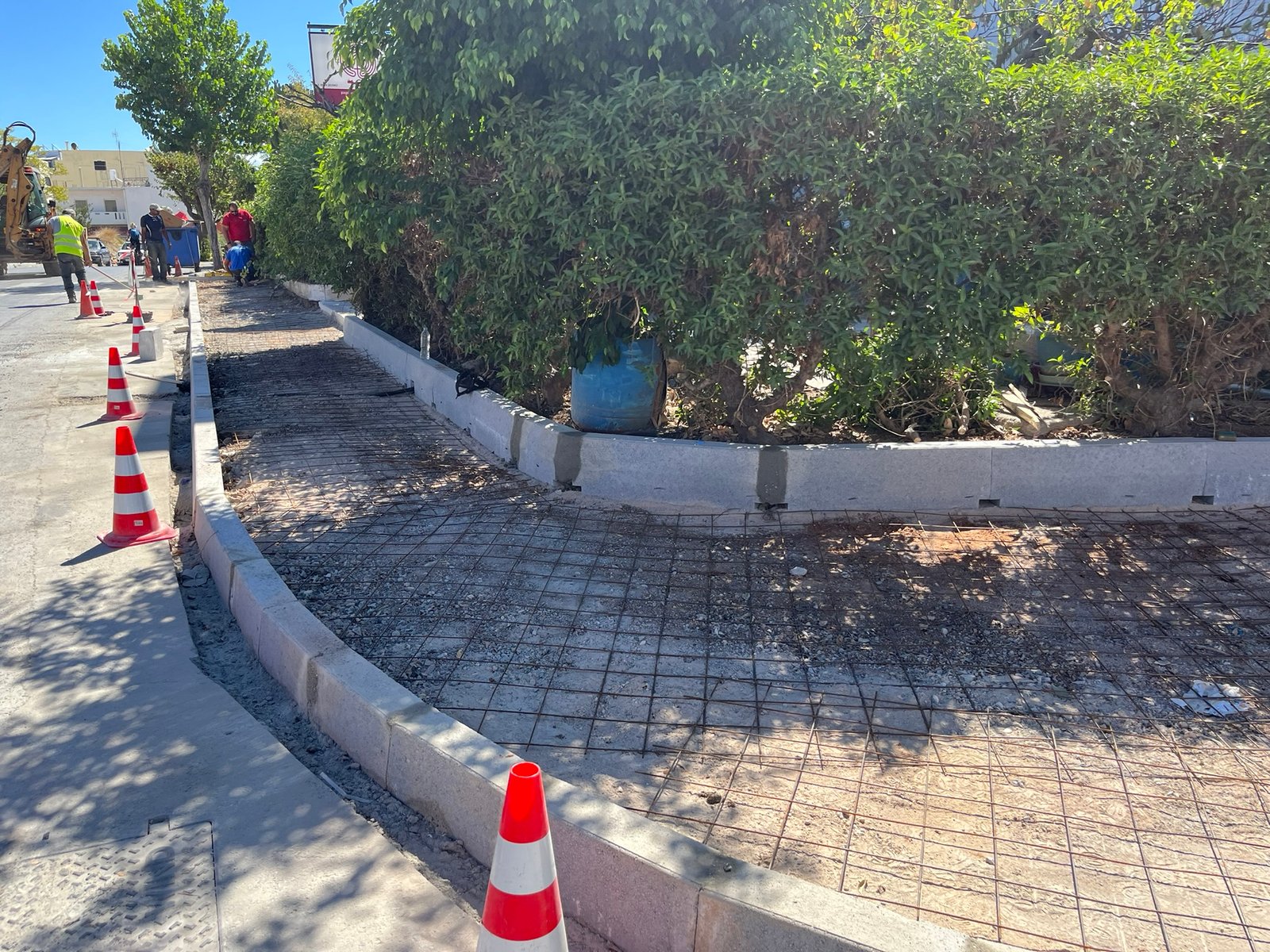Συνεχίζονται οι εργασίες κατασκευής πεζοδρομίων