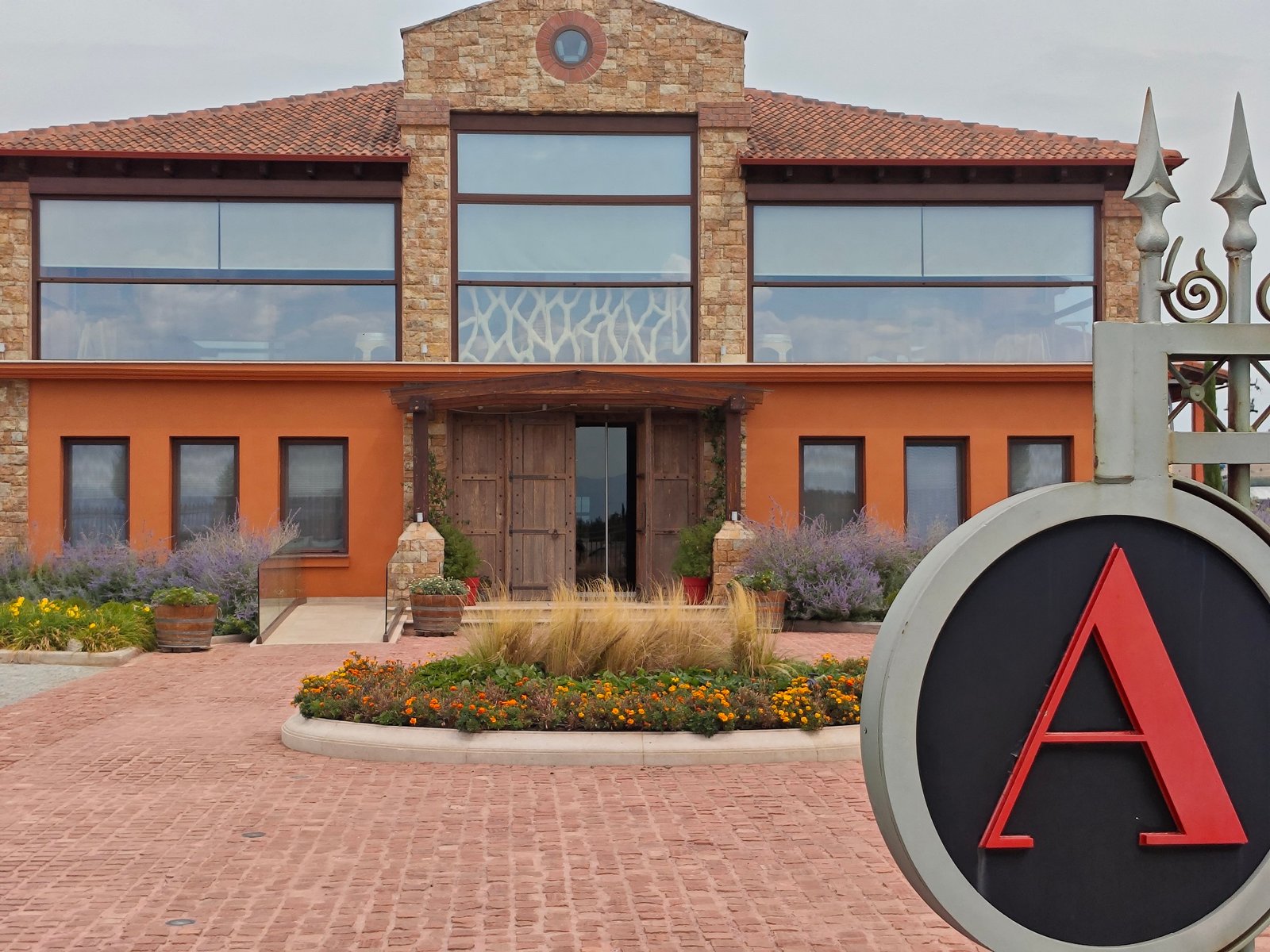 Το “Κτήμα Άλφα”  αγόρασε τον Σαντορινιό Μπουτάρη !