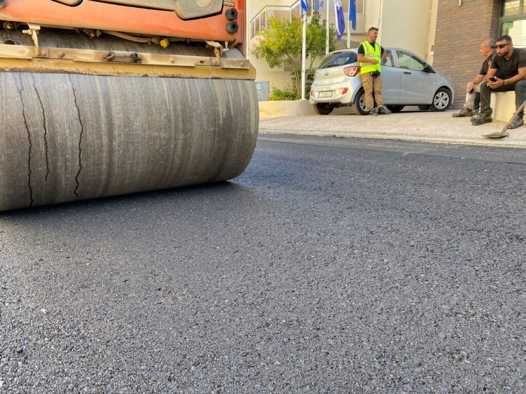 Συνεχίζονται οι εργασίες ασφαλτόστρωσης στις Βασιλειές